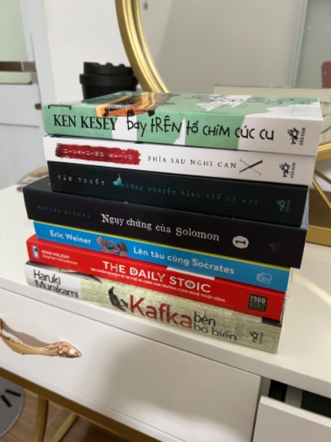 Sách đẹp, bìa bắt mắt, shop nên cái thiện 1 xíu việc đóng gói. Thùng to sách thì k chèn hết được bên trong nên trong quá trình vận chuyển bị đè nén, móp méo, bung thùng, may sách phía trong không sao. Shop giao hàng nhanh.