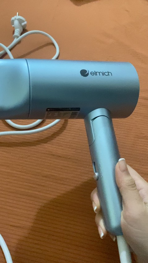 Có 3 chế độ mát, ấm vừa, ấm. Sấy chế độ 3 cho tóc dài mỏng chỉ mất 5p. Máy ion âm nên cảm giác tóc ko bị khô. Máy khá nặng.