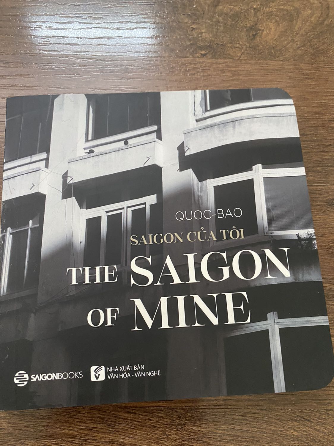 Hơi cũ và có vết hằn như hình, nội dung khá ok