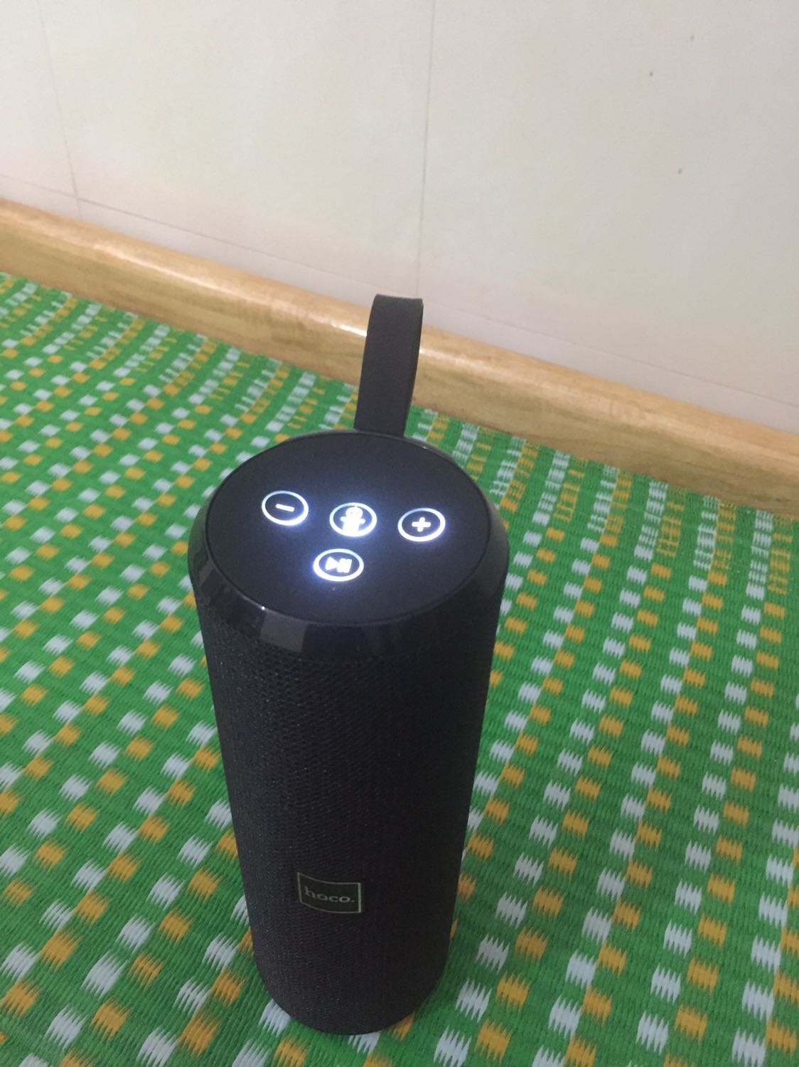 Loa bluetooth nhưng khi dùng bluetooth kết kết thì âm nghe ra khá dở. Nhưng khi cắm dây để kết nối thì nghe âm rất hay. Bass rất ấm, chất âm cao thì còn hơi chói. Thiết kết rất đẹp, pin khá trâu. Giao hàng đúng ngày. Vì loa bluetooth nhưng muốn nghe hay phải gắn dây khá rườm rà nên cho4 sao. Khi gắm dây thì âm k thể chê vào đâu dc