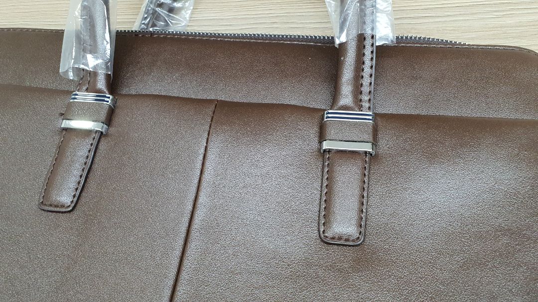 Khá tốt, gần giống hình mẫu. khác ở chỗ hình mẫu là túi có 2 ngăn (2 dây kéo), thực tế là túi 1 ngăn. kích thước túi chỉ lớn hơn 1 tờ A4 1 tý, nhỏ hơn nhu cầu. nếu hình mẫu có kích thước thì sẽ tốt hơn