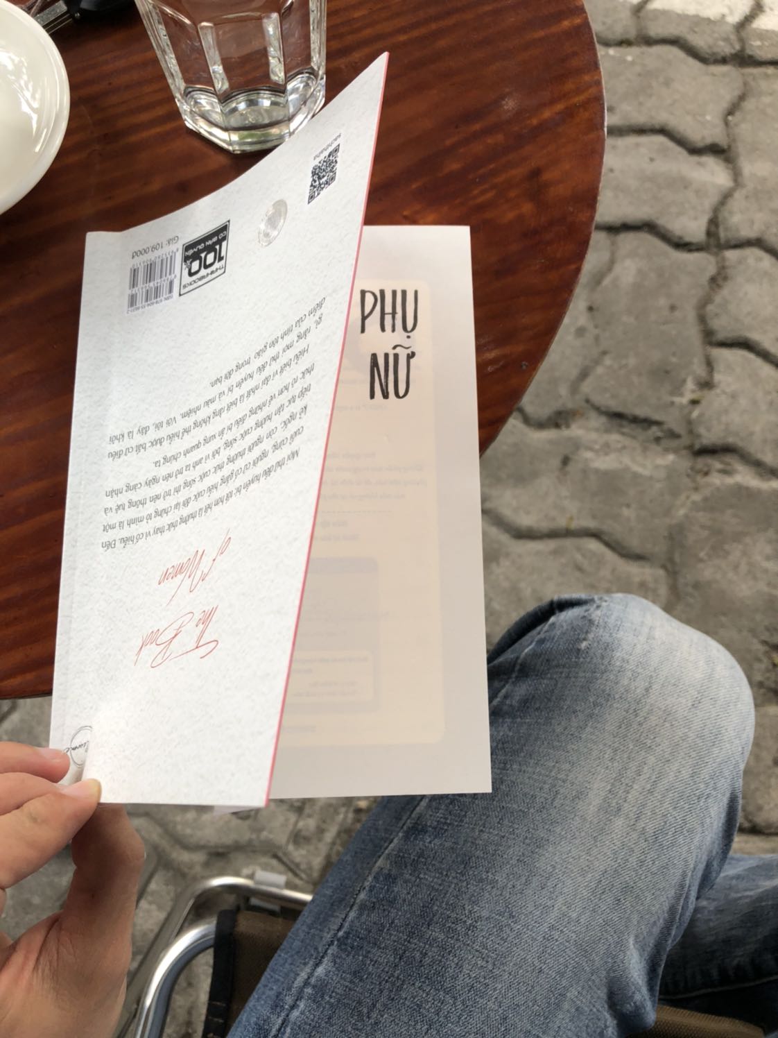 Sách in nhưng khi đóng bị ngược. Ngược trước sau thôi đã đành còn lộn ngược chữ so với bìa nữa chứ. Đọc sách ngồi quán cafe nhìn kiểu như ko biết chữ cầm sách bị ngược. Nhìn chán đời @@. Nội dung thì oke.