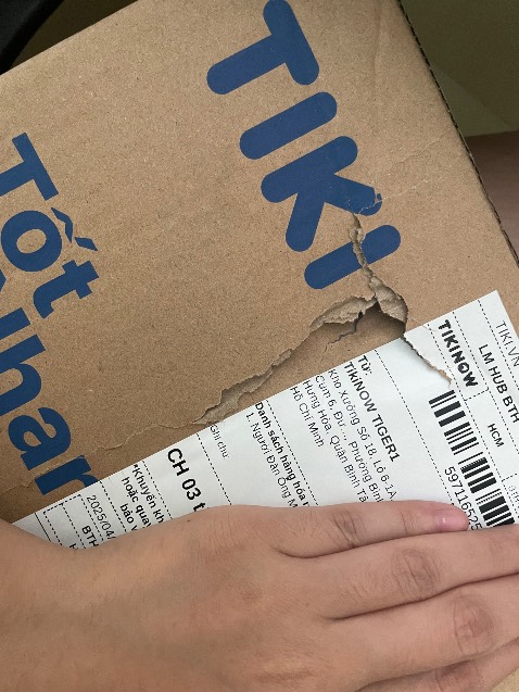 sách mình chưa đọc nhưng nghe rv hay nên mình mua, còn 4s là vì vận chuyển làm lủng 1 lỗ to trên đơn của mình, may mà mình đặt sách với có chống sốc nên sách còn nguyên vẹn
mong bên tiki xem lại chứ nhận hàng mà thấy z cũng hoảng á🥲