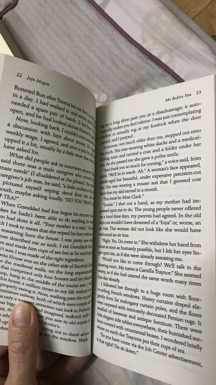 Đọc comment hơi hoang mang nhưng vẫn mua, rất vui là sách mình nhận ổn lắm ạ , đúng là giấy có mỏng nhưng không sao cả , mùi giấy thơm