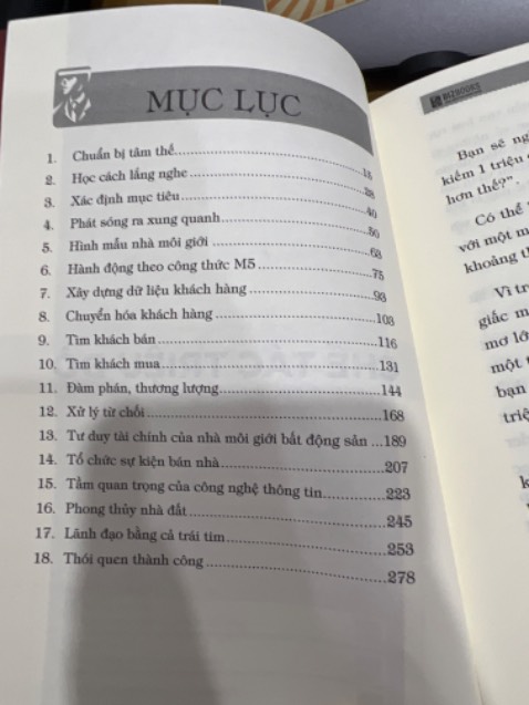 Mình biết về Mland và anh Mai Đức Hùng khá thành công trong mảng phân phối bất động sản nên muốn học hỏi từ anh qua cuốn sách. Tuy nhiên khá thất vọng.
Có điểm mình học hỏi là gợi mở suy nghĩ lớn đạt được 1 triệu đô trong 3 năm trong bds. Nhưng anh ko chia sẻ rõ đó là từ việc bán hàng và xây dựng hệ thống. Có 1 vài câu chuyện hay trong cách dẫn dắt về điều anh muốn chia sẻ.
Sách nói về những cách thức và note tổng hợp về bds khá chung chung. Các ứng dụng cũng khá lỗi thời. Chia sẻ chung chung về tư duy thói quen thành công như sách phát triển bản thân. 
Anh viết sách giống như chỉ để xây dựng hình ảnh và pr công ty. 
Tính ứng dụng và kiến thức ko nhiều. Nếu các bạn muốn biết điều mình chia sẻ đúng hay ko hãy mua và chiêm nghiệm nhé.