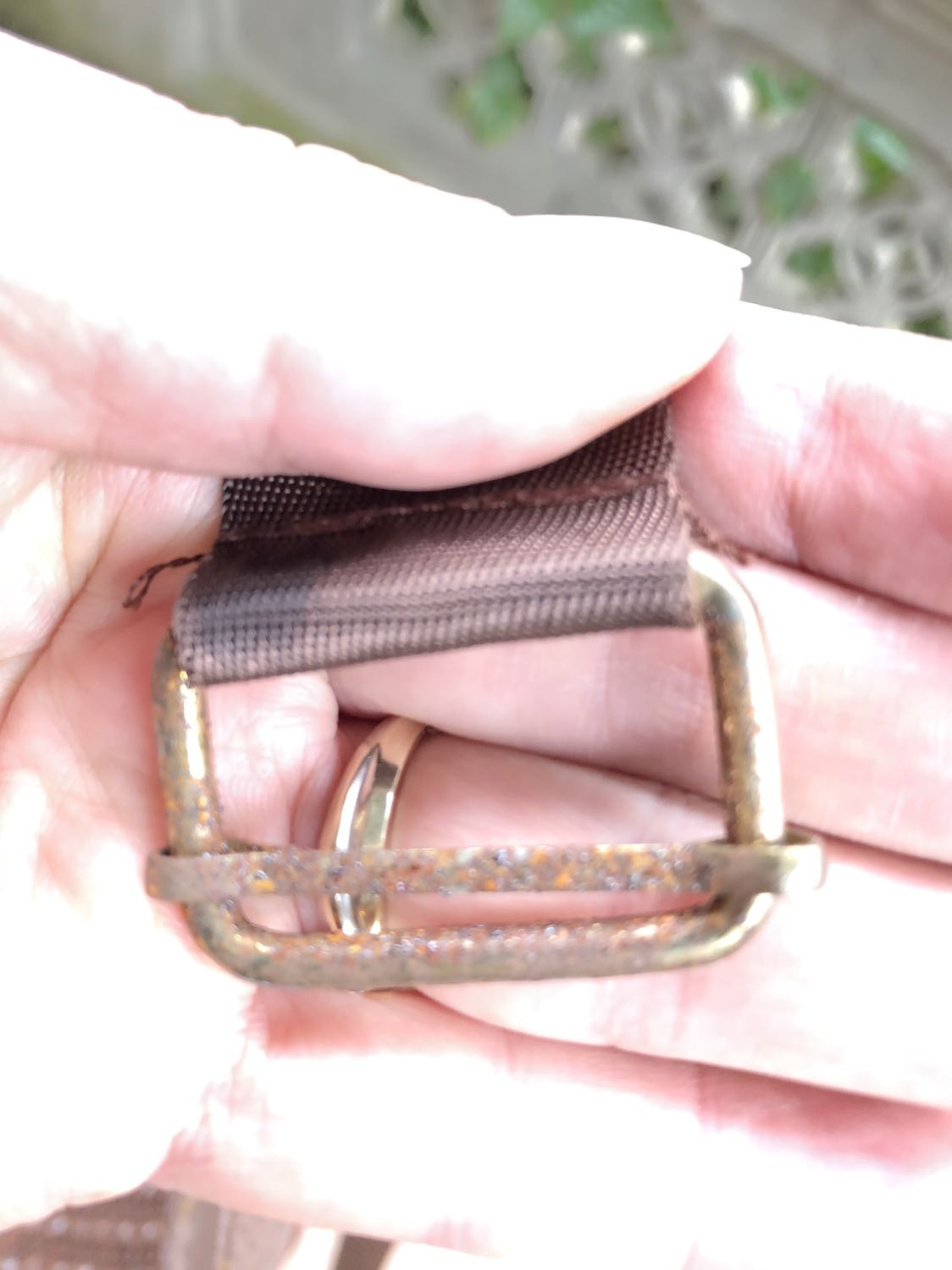 Móc khoá đệm lưng bị han rỉ.