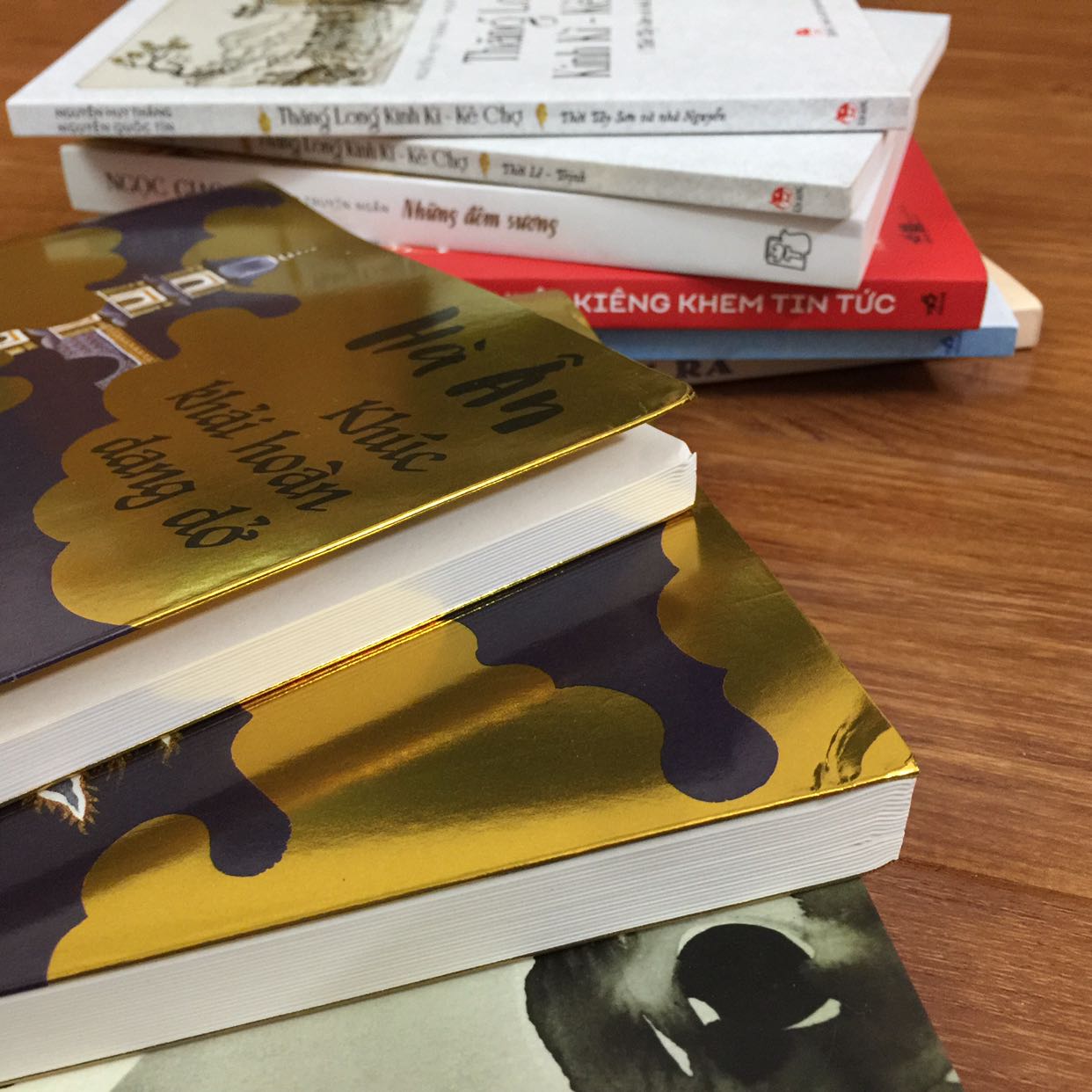 Sách đẹp, nhưng đóng gói hàng không được tốt. Đã đóng góp ý kiến nhiều lần nhưng chưa thấy cải thiện khâu đóng gói.
Đơn hàng gồm 5 cuốn sách có cỡ sách khác nhau, không được chèn lót cẩn thận ở các cạnh, nên khi vận chuyển chắc chắn 2 cuốn khổ to sẽ móp bìa.