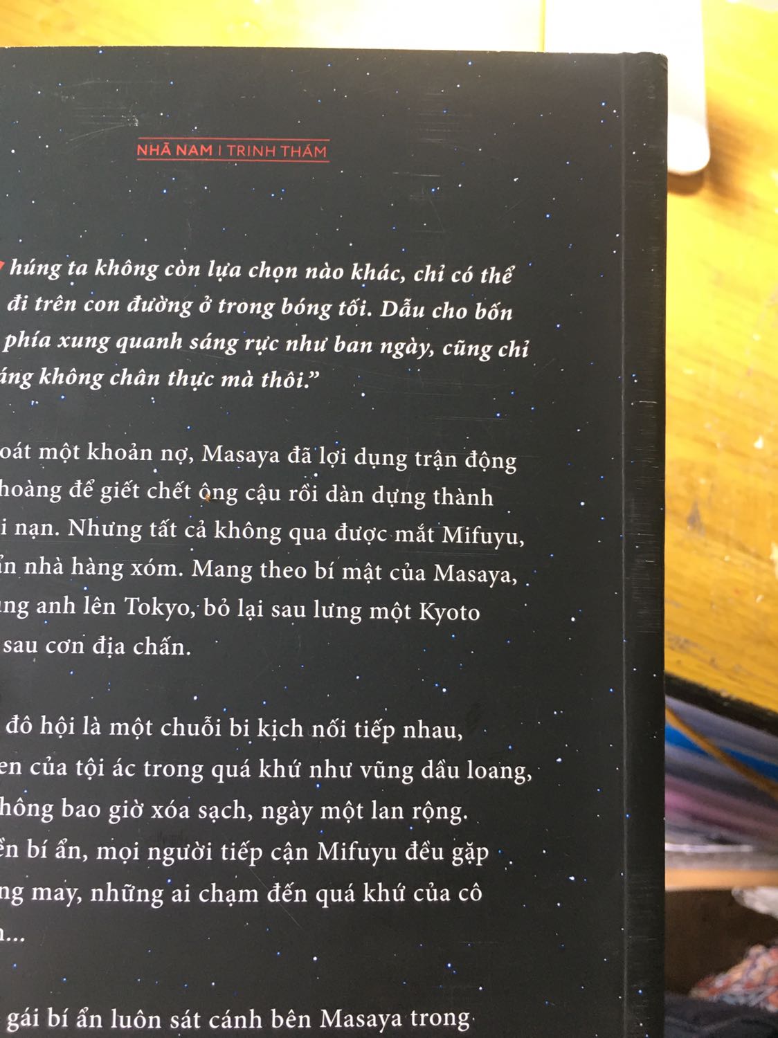 Tiki gói hàng và giao hàng rất nhanh, mình mới đặt hôm qua thì hôm nay đã nhận được rồi ạ. Tuy nhiên khâu khói không cẩn thận, ko có bọc chống sốc, sách thì bị trầy xước khá nhiều và còn bị quăn góc nữa huhuu. Nhưng vẫn cho tiki 5 sao để khuyến khích. Về phần nội dung của Ảo dạ thì munhf có đọc sơ qua review thấy nó khá giống với cuộc đời của Yukiho trong Bạch dạ hành, tuy nhiên nữ chính trong Ảo dạ mình cảm thấy tính cách và con người cô ấy có phần cay nghiệt và nhẫn tâm hơn.