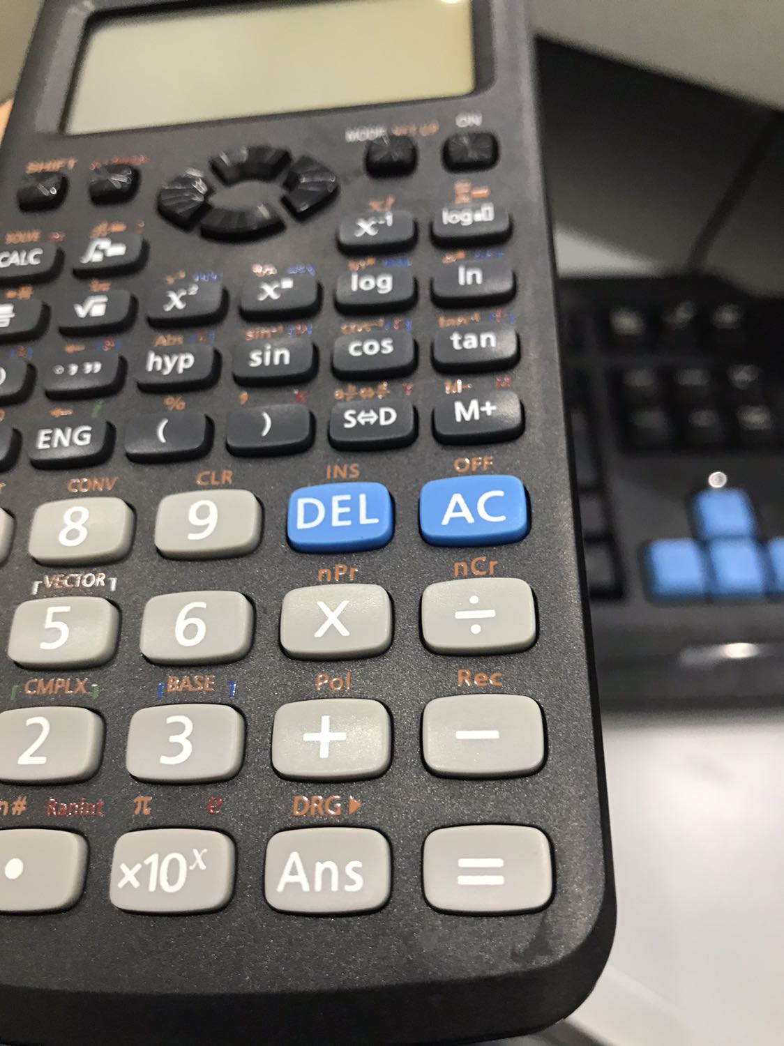 Mình nhận hàng rất nhanh nhưng thấy đây không phải là máy mới, đã bị bóc ra nhiều lần nên băng dính niêm phong rất bẩn. Máy tính thì có 2 vết trầy như hình chup. Yêu cầu Tiki giải quyết đổi lại máy khác cho mình. Ngoài ra đóng hộp rất cẩu thả không hề bọc xốp