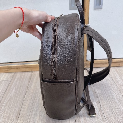 Chất da mềm mại không cứng như mấy loại khác thương hiệu này gđ mình dùng lâu rồi okila lắm