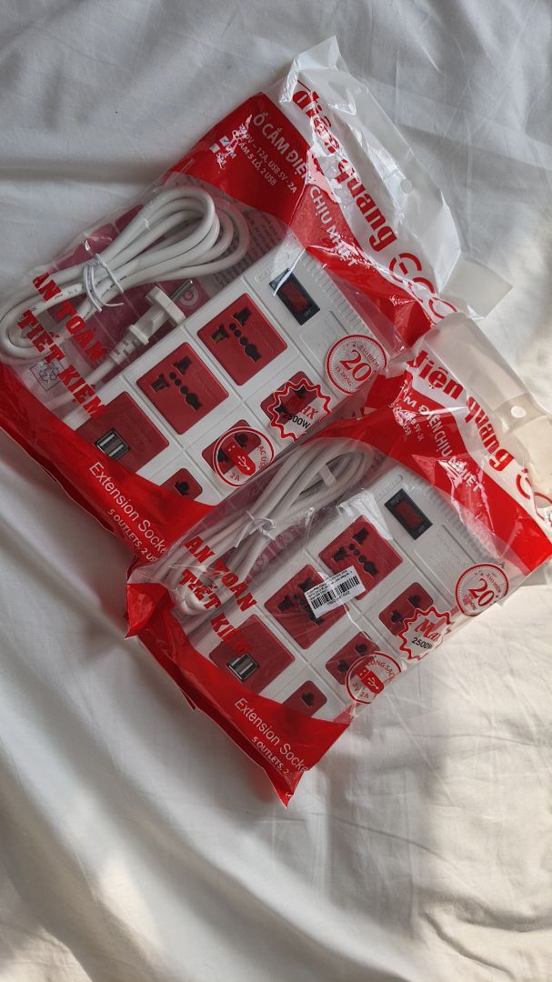 Mình đặt 2 ổ và thử cắm ở tất cả các lỗ đều vào điện tốt, kể cả ổ usb. Sản phẩm đẹp, nhìn có vẻ an toàn.