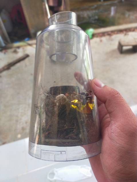 Theo mình, miệng hút hơu nhỏ. Lực hút tương đối, máy chạy êm.
Nói chung dành cho nhà có diện tích 40m² đổ lại với dọn dẹp hàng ngày thì ok, còn với nhà rộng mà làm biếng như mình thì hút ko sạch lắm. Đầu hút ko có cao su bảo vệ nên va vô tường vô góc  sót lắm.