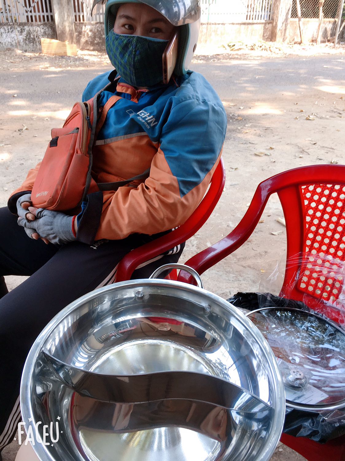 Bên ngăn lẩu k nấu được. Nấu hoài nước vẫn k sôi để nhúng lẩu