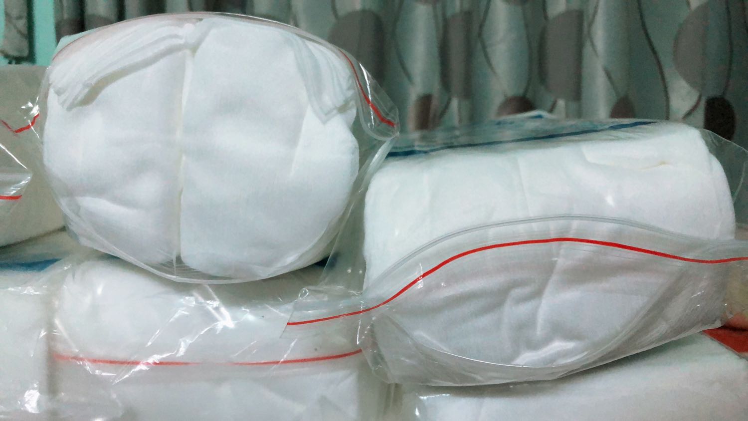 Nhà cung cấp sản phẩm này quá ẩu tả trong việc đóng gói. Bịch đã bung hẳn khóa zip trc khi khui hàng. Bịch khăn vải này quảng cáo là tiệt trùng nhưng đóng gói bao bì thế này thì khi tới tay người tiêu dùng có vệ sinh hay ko? Sản phẩm này mua dùng cho bé mà thế này ai dám đảm bảo sẽ an toàn?