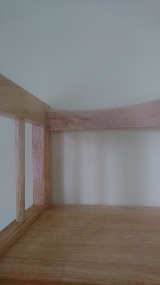 Gỗ ghép, một số chi tiết chưa đc sơn phủ bóng, shop nên làm con vít khác sẽ dễ lắp ráp hơn. Con lục giác đi kèm vặn đc bốn con ốc thì bị lờn, k vặn tiếp được.  Có Hai thanh ngang bị mất một cái chốt. Tổng thể thì ổn so với giá tiền