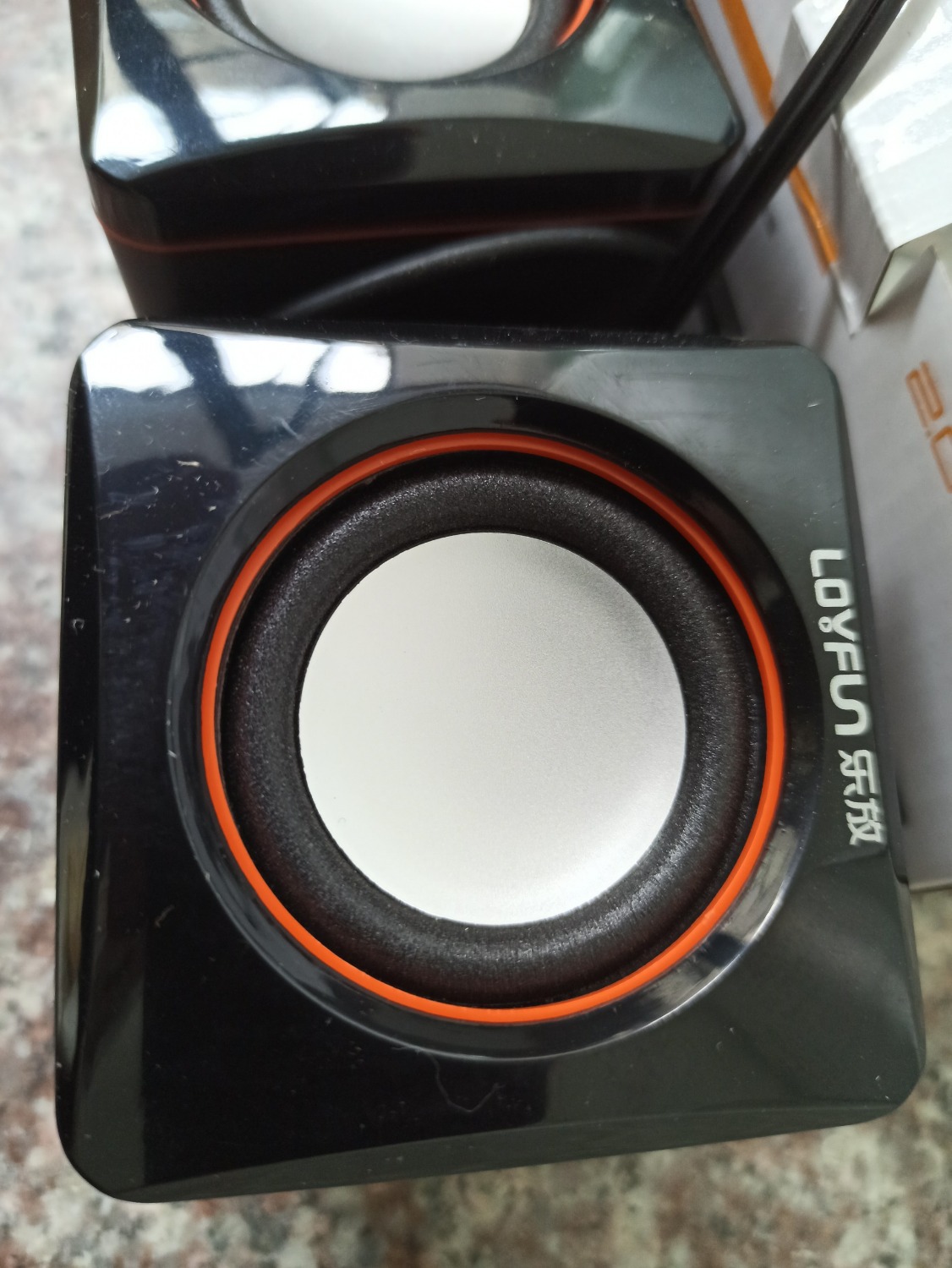 loa nghe rất tốt, loa bé rẻ mà chất lượng hơn hẳn kì vọng, mẫu mã giống hình, giao hàng nhanh, gói hàng cẩn thận chu đáo