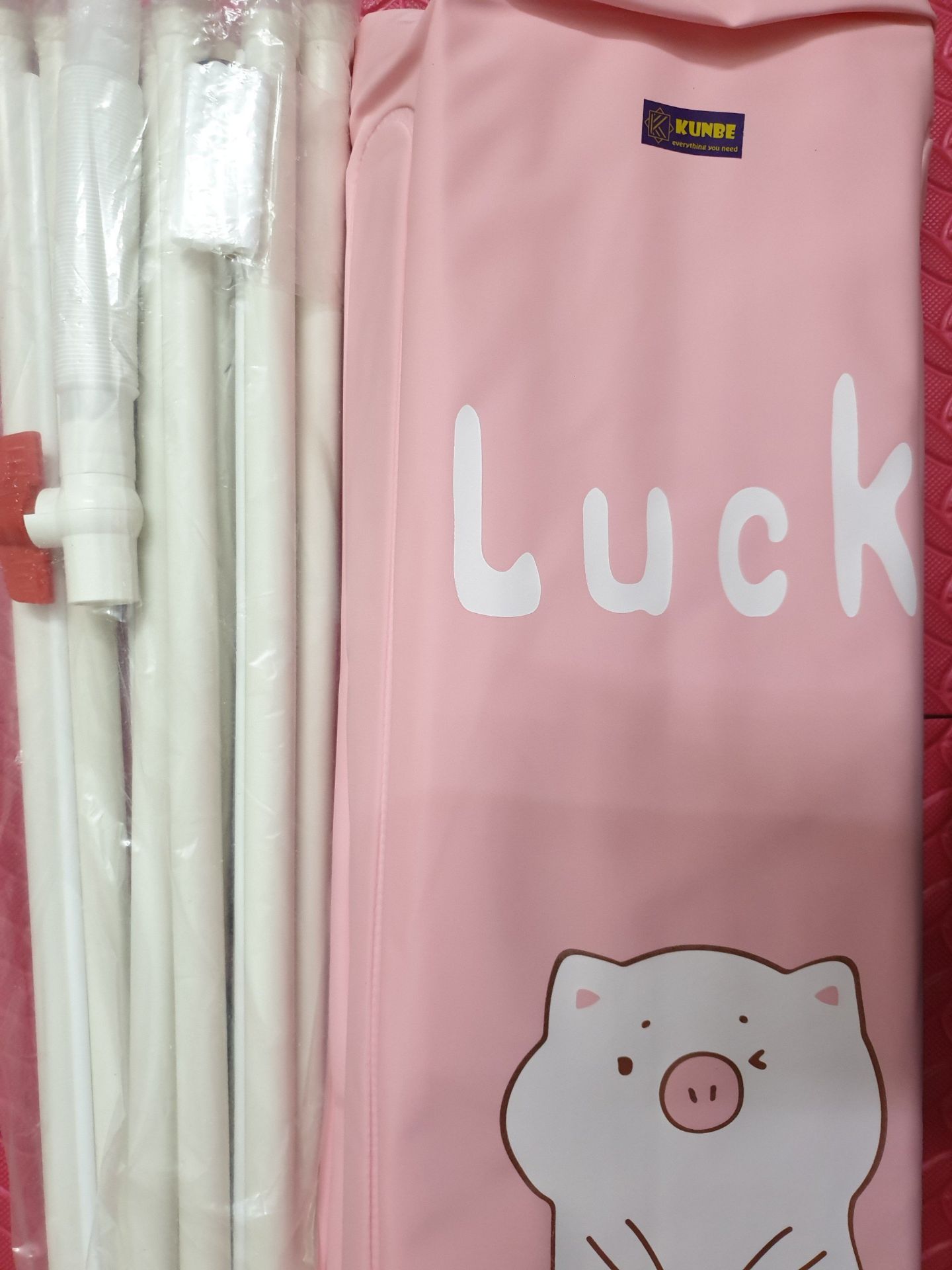 Bồn tắm đẹp, dày dặn, cute. Lúc mới lắp thì bồn có hơi nhăn nhưng cho nước vào thì sẽ hết.Bồn tắm cũng rất to, người lớn hay trẻ con đều dùng được thoải mái.Tks shop nhìu