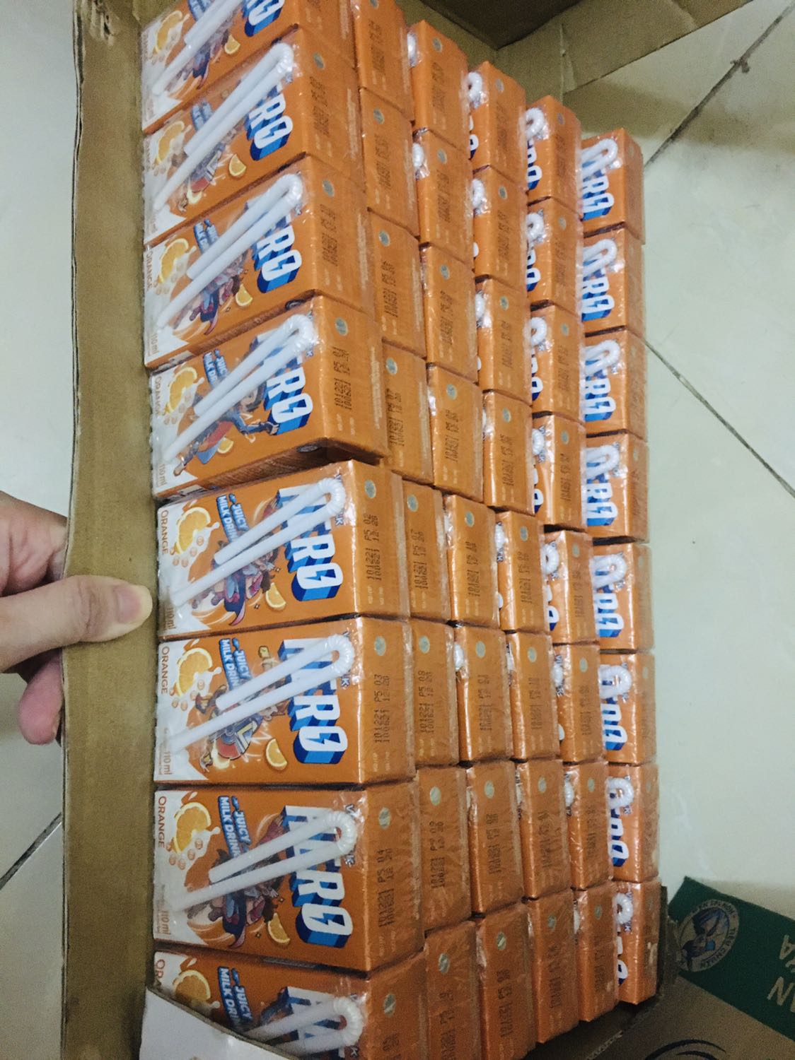 Mình mua đc giá km tương đối rẻ, tính luôn phí giao hàng thì mỗi lốc giá 15.500. Giao hàng nhanh, hạn sử dụng trong vòng 6 tháng, có thẻ bài cho bé chơi.