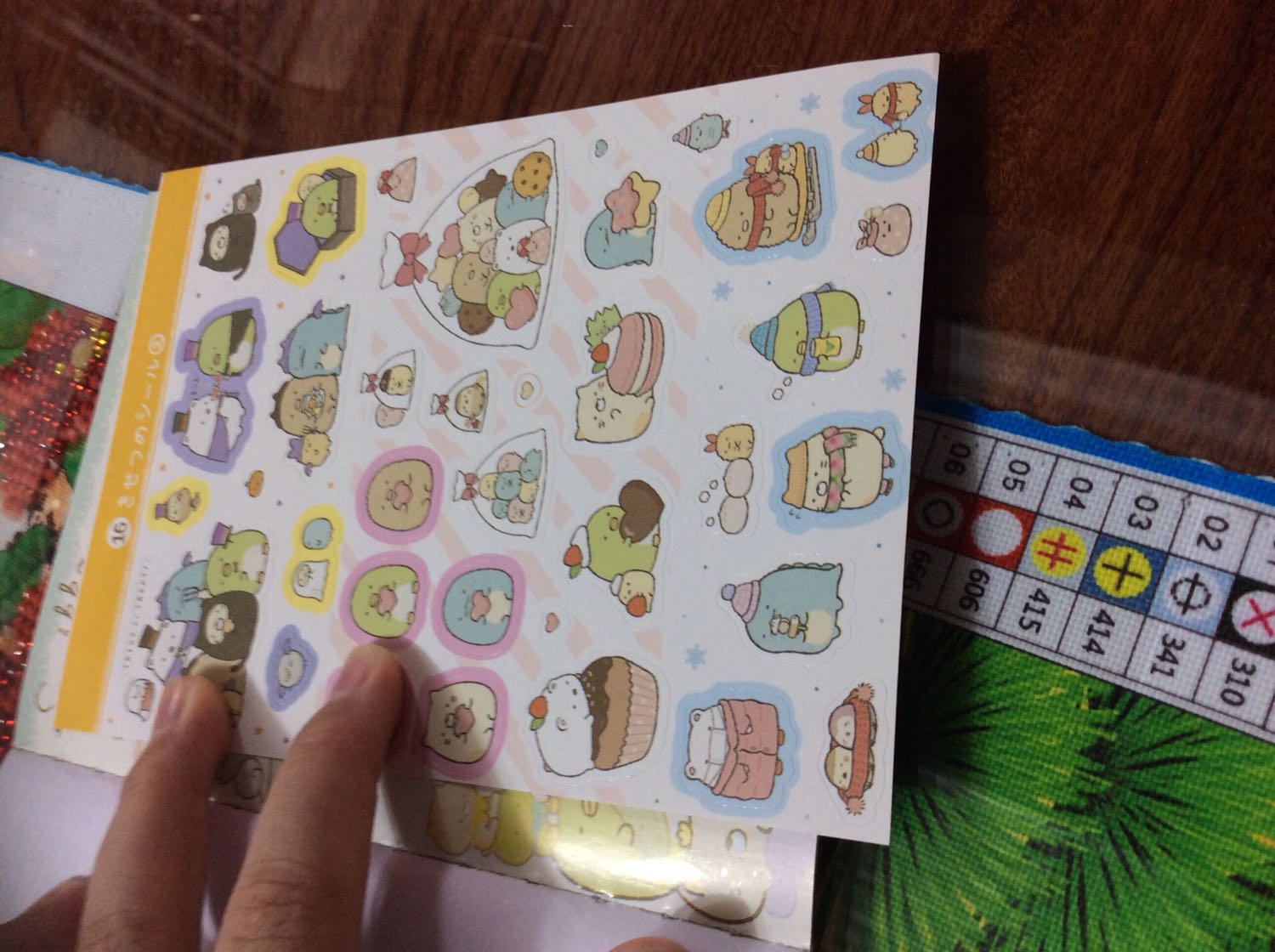 Lúc đặc hàng cứ tưởng cái quyển sổ dáng hình đó to lắm ai ngờ nhỏ bằng lòng bàn tay thôi à 
Và mới mua về thì có hai tớ giấy rớt ra trong quyển hình dáng 
Ở trang số 12 và số 16