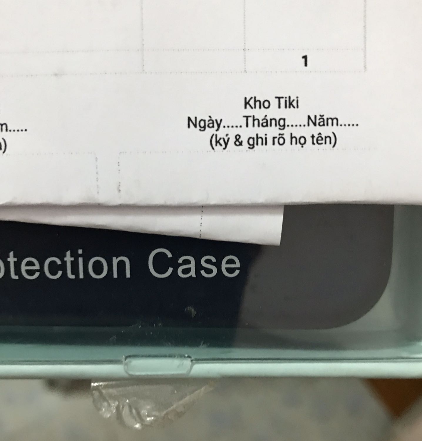Không biết shop giao hàng cho Khách có nghĩ tới từ dịch vụ không. Vỏ hộp đã không còn nguyên seal mà còn có vết bẩn thấy rõ như vậy cũng không lau. Đặt màu đen lại đi giao màu xanh.
Ốp mỏng ôm sát máy
