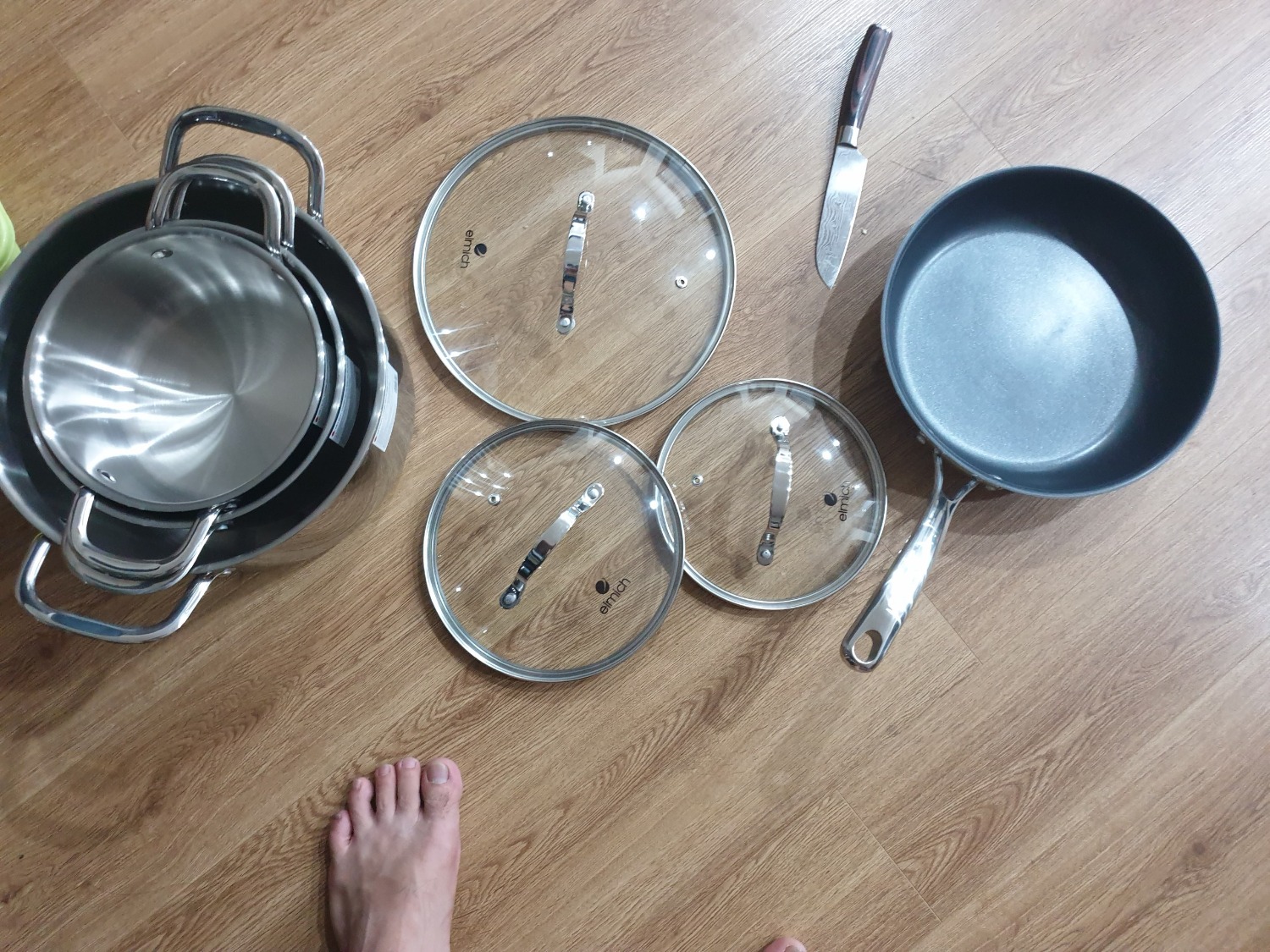 Bộ nồi rất đẹp, dầy dặn chắc chắn. Tuy nhiên mình có thắc mắc là trên thùng ghi mua bộ nồi tặng thêm chảo nữa (ngoài chảo đi theo bộ) mà không thấy đâu là sao nhỉ?