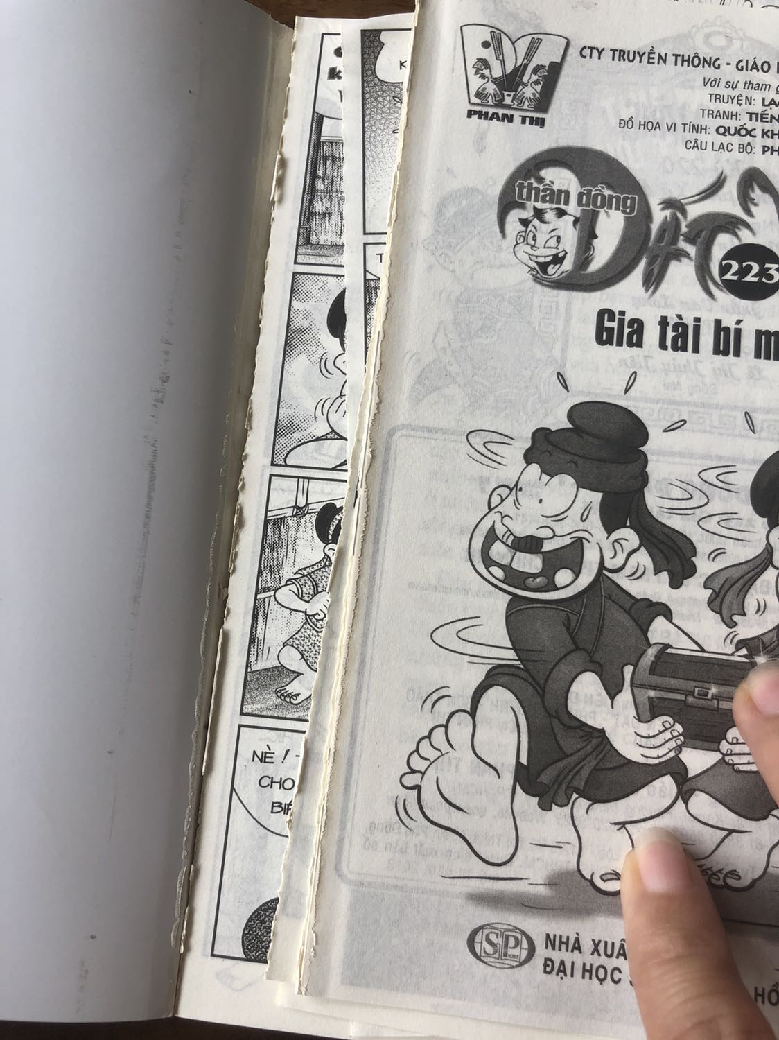 Chất lượng sách mua tại nhà sách Fahasa và Fahasa tiki khác nhau. Sách mua tại nhà sách đọc muốn rách cũng ko bị tình trạng như thế này. Đã gửi khiếu nại trên tiki. Sách này mình mới nhật 5p lật qua lật lại bị tình trạng như hình.
Đã bị tình trạng này nhiều lần.