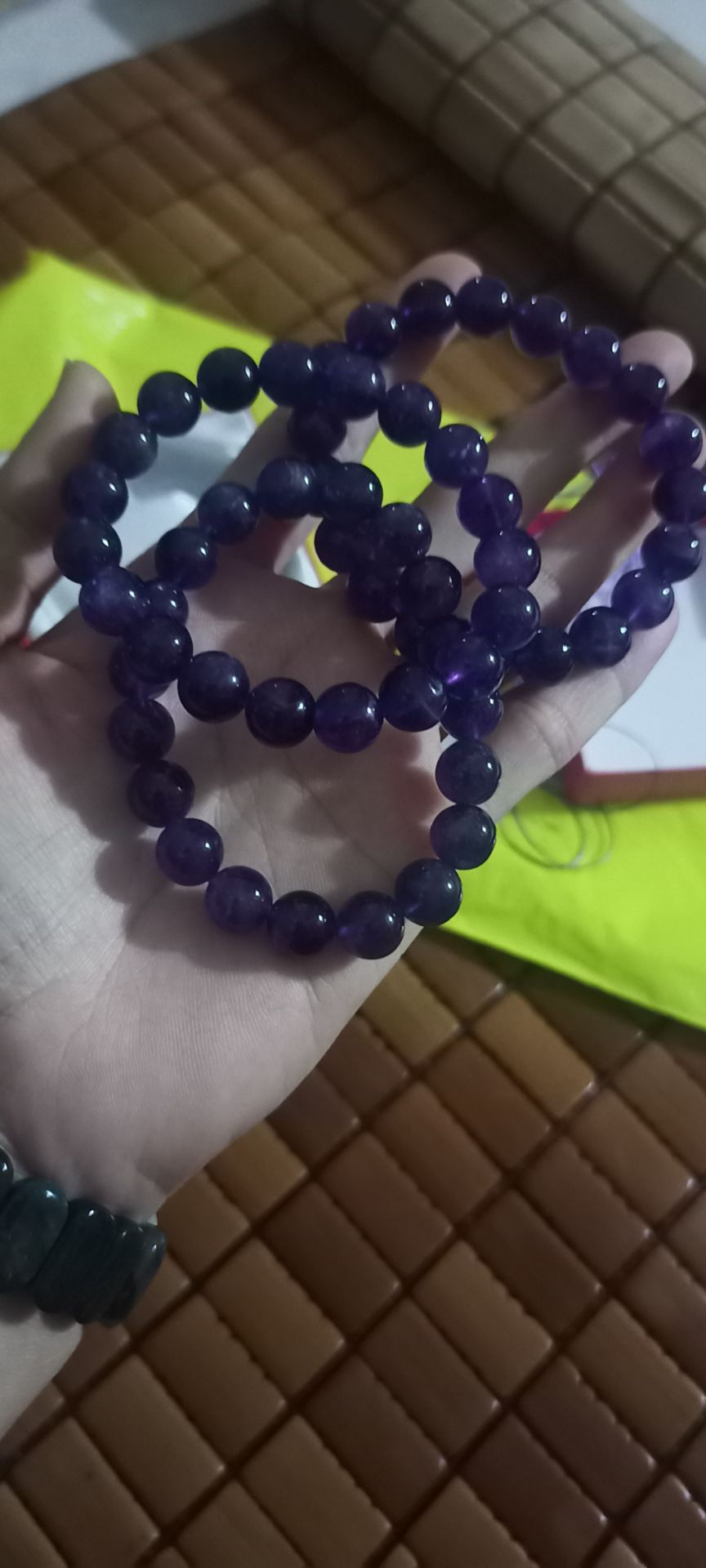 Cảm ơn shop vòng tay quá đẹp, ở ngoài màu tím cực kì đẹp, đúng chuẩn đá thạch anh tím , giá rẻ, sẽ tiếp tục ủng hộ shop.