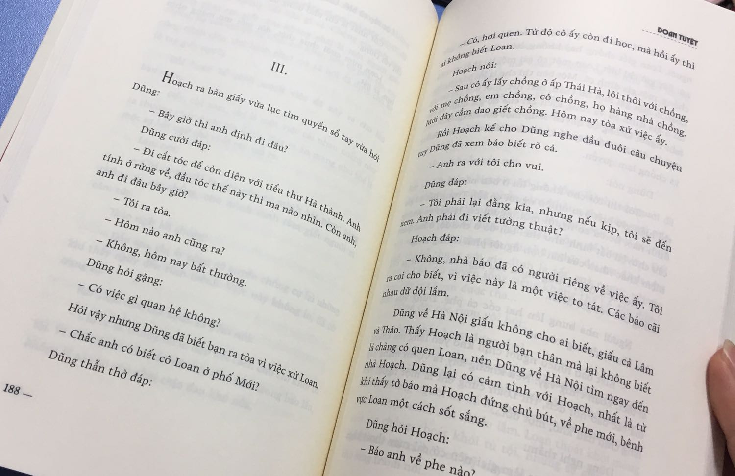 Mình cho 2 sao là cho dịch vụ vận chuyển và lưu trữ của tiki. Cuốn sách đến tay mình mà nhìn như sách cũ vậy ? đưa cho 2 đứa bạn xem ai cũng gật đầu bảo tưởng sách cũ. 

Bìa sách xước rất nhiều. Sách bám nhiều bụi và vết bẩn. Mép sách bị méo. Nói chung là nhận xong không hề vui cho nổi. Nhưng may là bên trong vẫn đọc được.

Về phần sách thì chất giấy khá tốt. Bìa trang trí đẹp. Không kèm bookmark. Cá nhân mình thấy khổ giấy hơi to và chữ bên trong thì ít quá nên nhìn tổng thể trình bày hơi kì cục.