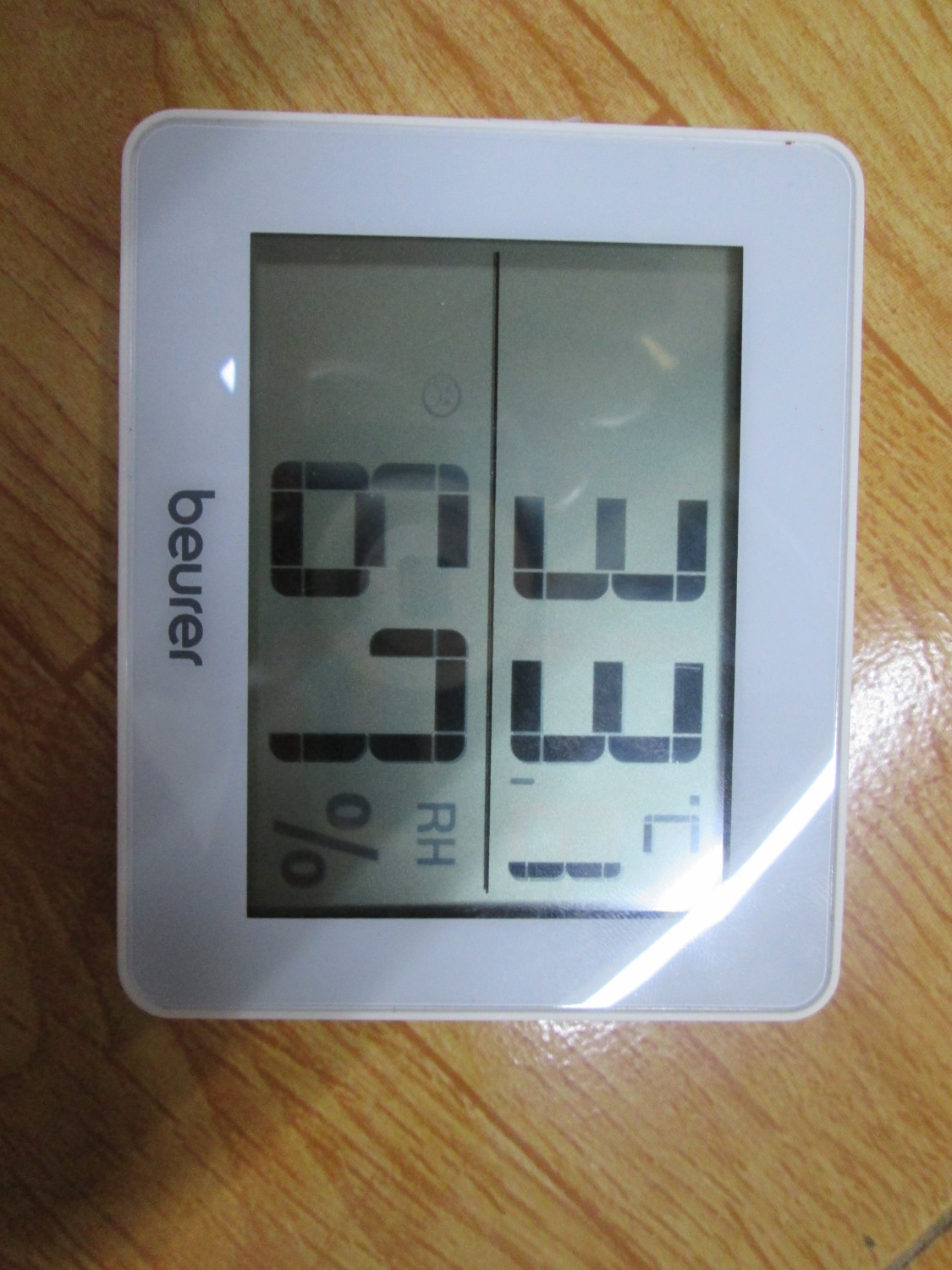 Sản phẩm tôi mới mua khoảng 3 tháng nhưng thông tin hiển thị trên màn hình cứ bị mờ dần. lúc đầu thì các biểu tượng bên ngoài bây giờ mờ dần đến số nhiệt độ và độ ẩm. sản phẩm bị lỗi hay hết pin. tôi thử thay pin nhưng vẫn vậy