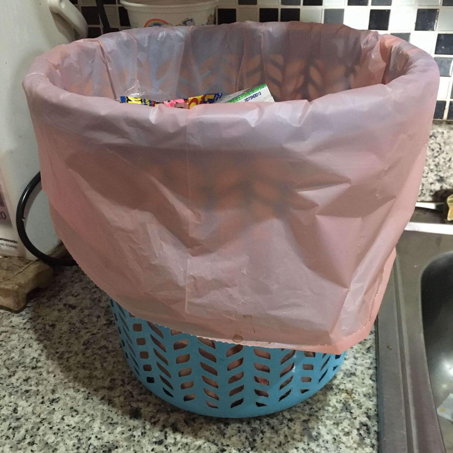 Túi rác size tiểu (nhỏ) quả nhiên là vừa vặn. Bao rác cũng không dày không mỏng, nói chung rất ổn. Lúc trước mua size đại thấy rất thừa thãi, rác chưa đầy túi nhưng cũng đã phải đem vứt vì đã có mùi. Xài size nhỏ là chuẩn.