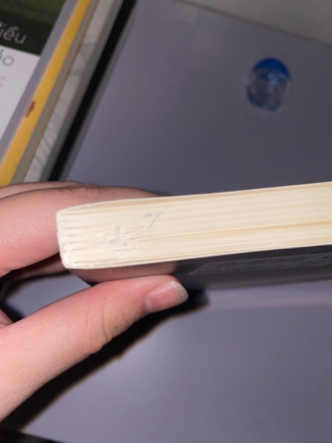 Bìa thì móp méo trầy xước, trang sách thì cắt k đều chỗ lòi chỗ lõm:)) lỗi k nặng nhưng thất vọng *** chưởng