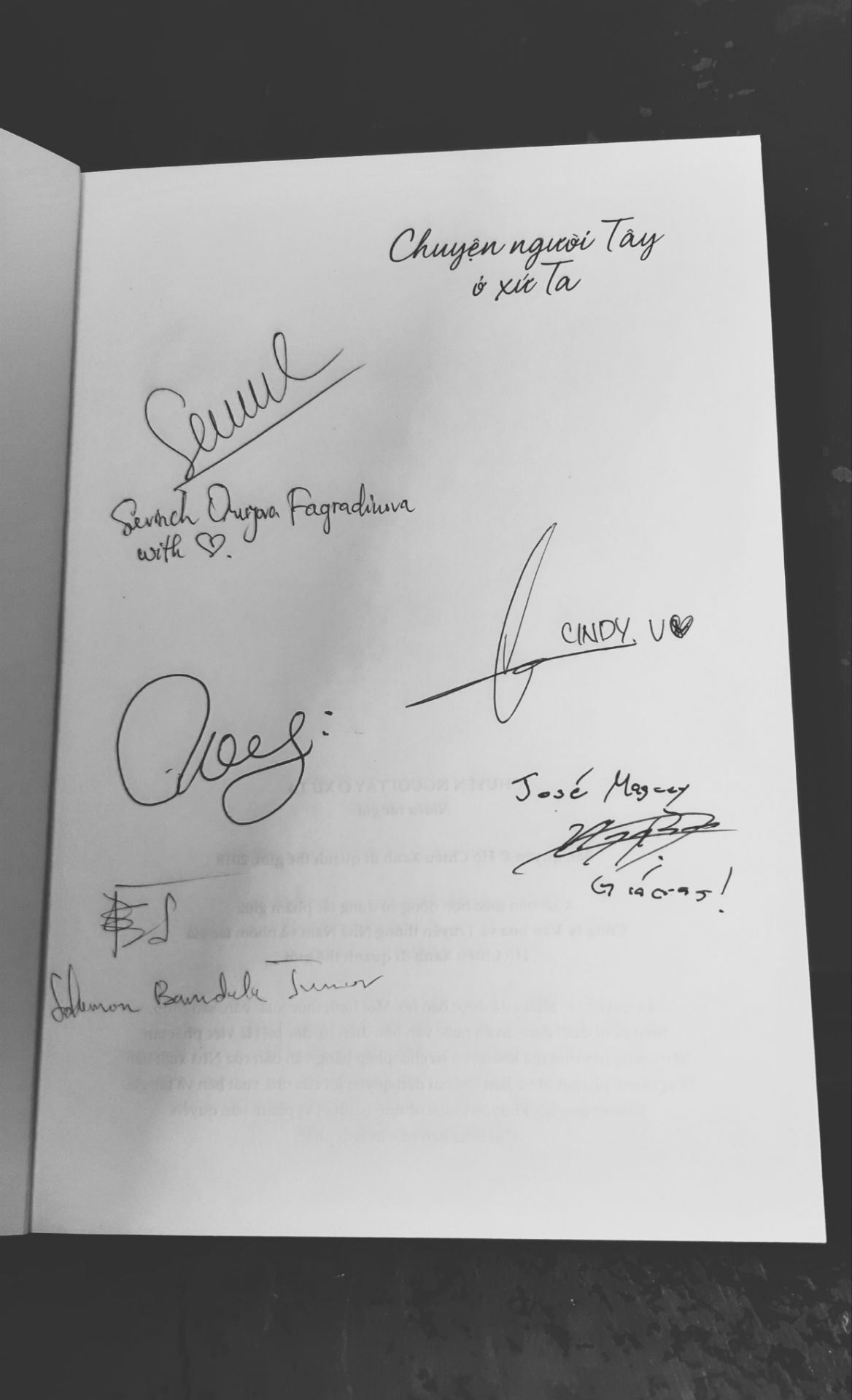 Hôm đó mình lòng vòng ngoài Đường sách thì vô tình biết được sự kiện gì đấy của người nước ngoài. Cũng tò mò nên đứng nghe. Nó thú vị lắm. Có 1 tốp nói tiếng Anh, 1 tốp nói tiếng Việt. Họ chia sẻ những trải nghiệm của mình về Việt Nam. Mình thật sự không nghĩ họ lại có cảm tình với Việt Nam đến thế. Họ kể chuyện vừa buồn vừa vui, chân thành và sâu lắng lắm. Mình không nghĩ người nước ngoài cũng có những cảm xúc đậm nét Việt đến nỗi như vậy. Họ phải đối mặt với nghịch cảnh rất nhiều trong quá khứ. Ai cũng thế. Và bây giờ, họ ngồi đây kể chuyện đời, chuyện người rất cảm động, rất trưởng thành. Cuốn sách này là món quà mình nhận được trong phần đố vui của chương trình, và những chữ ký là kỷ niệm của họ gửi cho mình trong buổi sáng tuyệt vời hôm đó. Cuốn sách hay lắm. Cảm ơn những bạn đã làm ra cuốn sách này ?