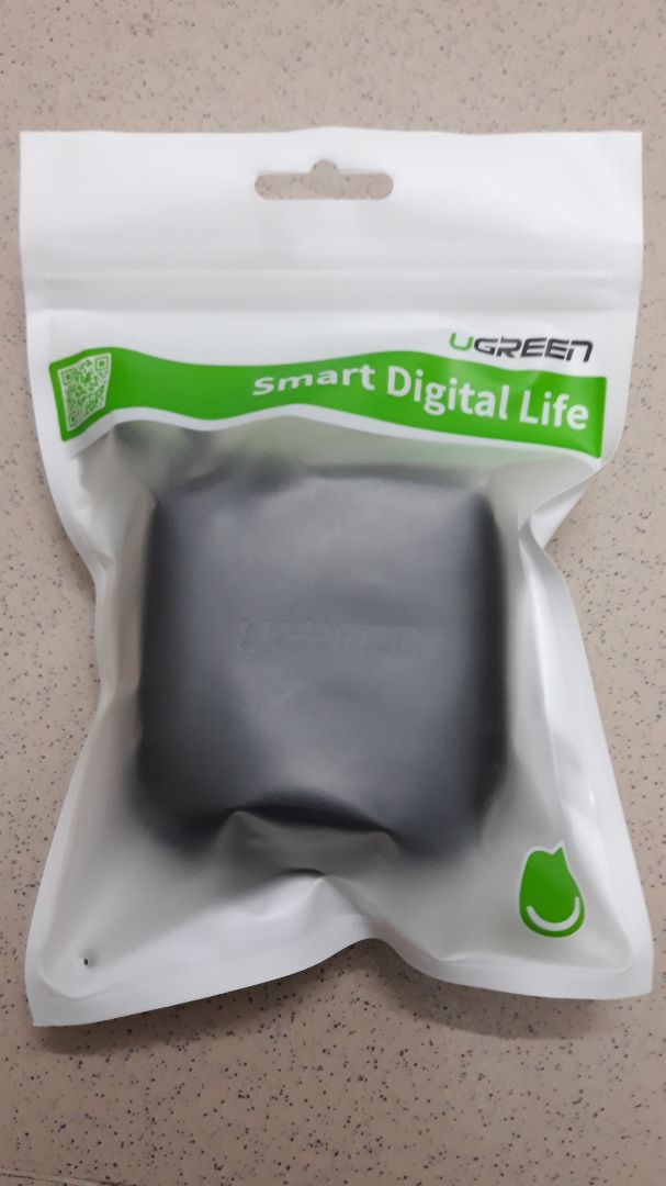 Sản phẩm nhỏ gọn, chất liệu và khóa kéo khá tốt, có thể để thêm được cáp sạc và củ sạc loại nhỏ.