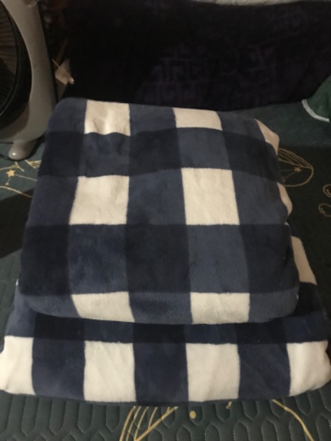 Ở ngoài giống trong hình nhg hơi mỏng. 
Lẽ ra mình đặt thêm có việc nhg vì chăn hơi mỏng nên mình dừng lại 4 cái đã đặt trước