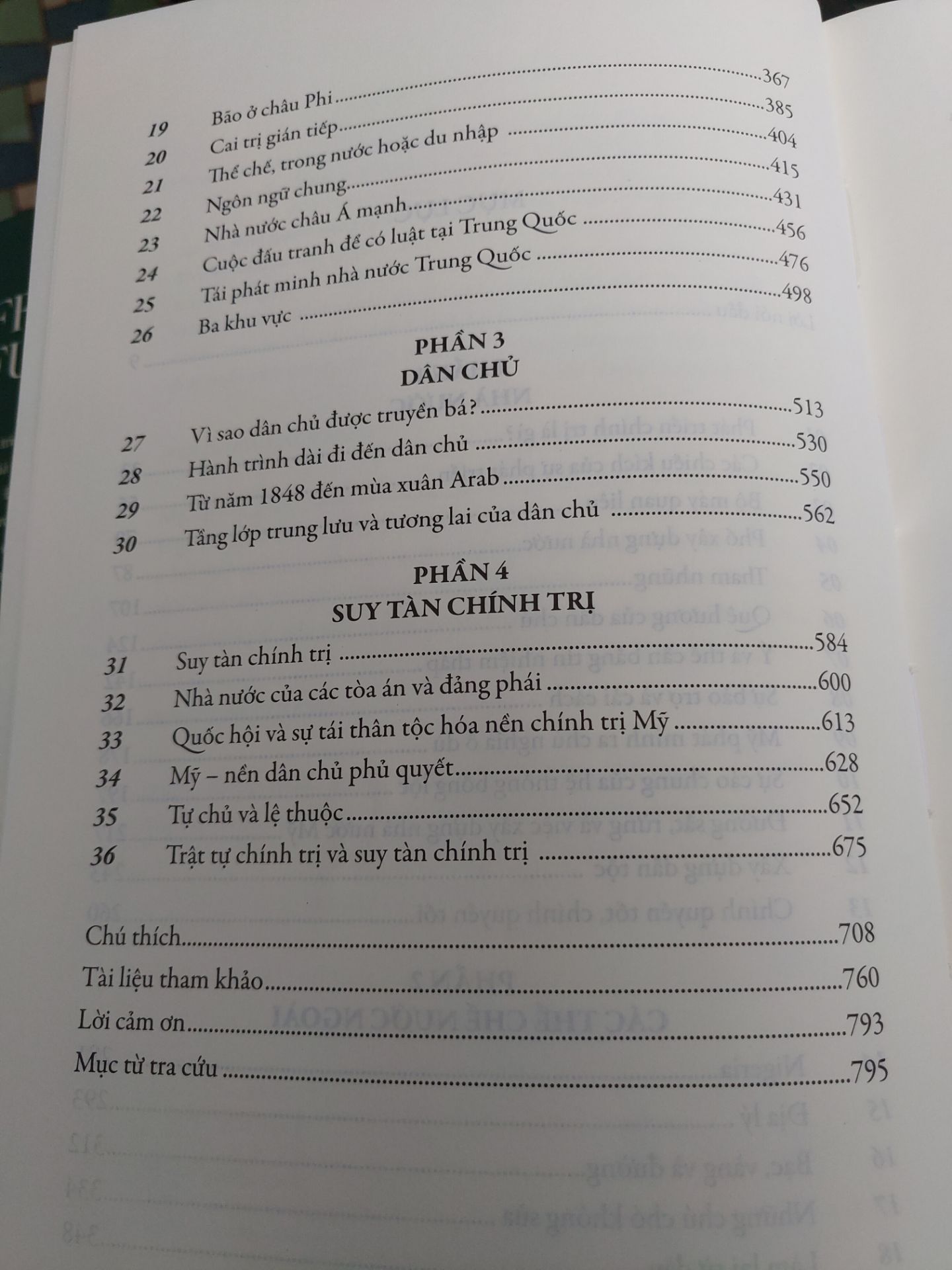 Nếu tập 1 là sự tập trung giải thích về chính trị thì tập 2 là những kiến giải của tác giả về việc hình thành, phát triển và vận hành của các nhà nước. Bằng việc khảo cứu một vài nước và khu vực trên thế giới, ông đã cho ta thấy những tác động to lớn của sự ổn định thể chế chính trị trong việc phát triển quốc gia. Trên cơ sở đó, người đọc sẽ có kiến giải cho câu hỏi: tại sao có những nước thành công trong việc hóa rồng? Bên cạnh đó, thái độ nghiêm túc của tác giả còn thể hiện ở việc ông dành gần 100 trang sách để chú giải và chỉ dẫn các mục đề tham khảo. Đây là quyển sách đáng đọc và suy ngẫm về các giá trị của nhà nước cũng như sự vận hành của nền dân chủ thế giới.