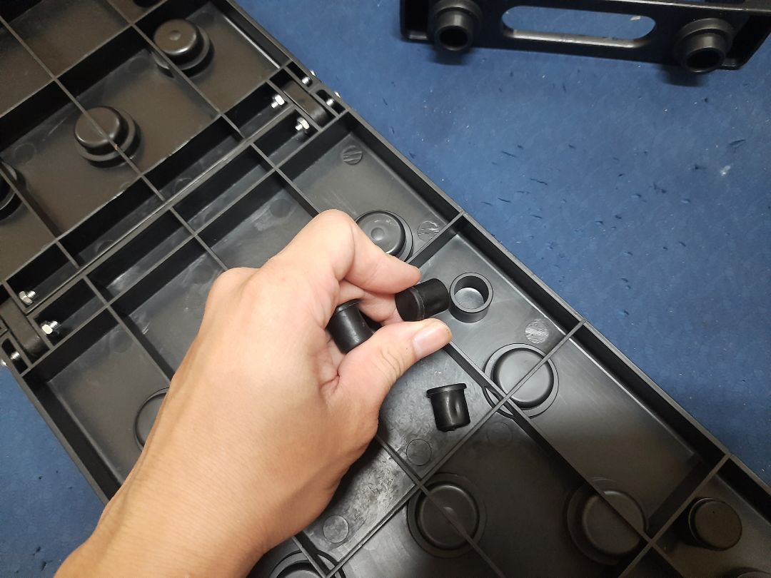 Đóng gói ít dùng bao giấy, ít nylon, xé ra vứt đỡ áy náy. Rất hài lòng.
Bản nhựa chắc chắn, tay cầm vừa vs mình nhưng chắc hơi nhỏ vs những bạn cao to cỡ m8. Mình tập thử thấy ko bị rung lắc. Có điều tốt nhất nên đặt trên thảm chống trượt (thảm yoga chả hạn) để hoàn toàn ko rung lắc khi tập.
Sản phẩm đáng mua, dễ dùng.