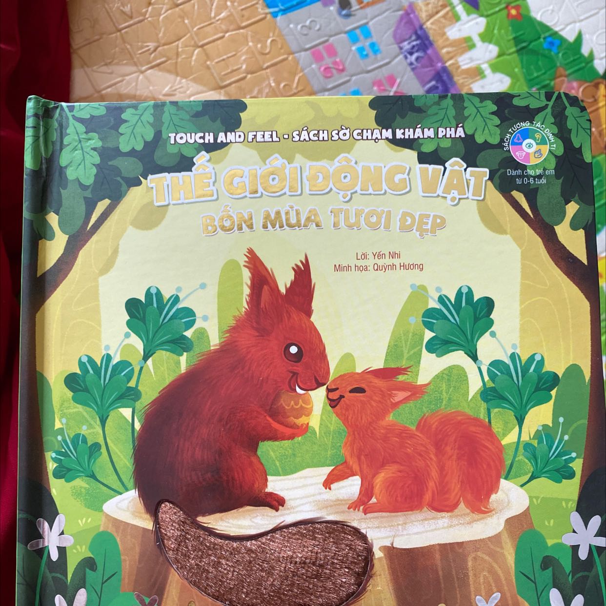 Sách đẹp lắm, được review nhiều dành cho các con phát triển xúc giác