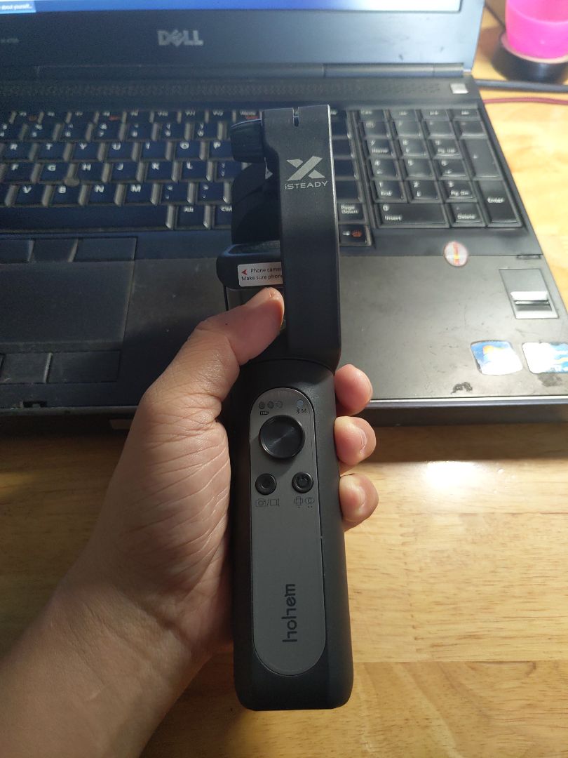 Sản phẩm nhỏ gọn, nhẹ, dễ xài. Hơi khó lúc đầu phải setup cùng với app nhưng sau đó thì đơn giản là mở ra xài thôi. Chống rung ngon lành cành đào. Mặc dù gimbal điện thoại nhưng gắn osmo action vừa vặn và dùng êm luôn. Xem video test đi bộ với gimbal này và osmo action bên dưới này của mình nha.
https://youtu.be/JBVQ5m3xwlM