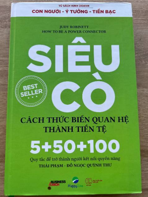 Cảm nhận đầu tiên của mình là cuốn sách có bìa khá bắt mắt, thêm cụm từ Siêu Cò thu hút mình nữa nên quyết định mua luôn. Mở đến phần mục lục mình thấy thiết kế khá sáng tạo, có những vòng tròn kết nối. Hy vọng cuốn này sẽ giúp mình nhiều hơn trong việc xây dựng mối quan hệ trong thời gian tới. 

Tiki giao hàng nhanh, shipper thân thiệt, cho đánh giá 5 sao.