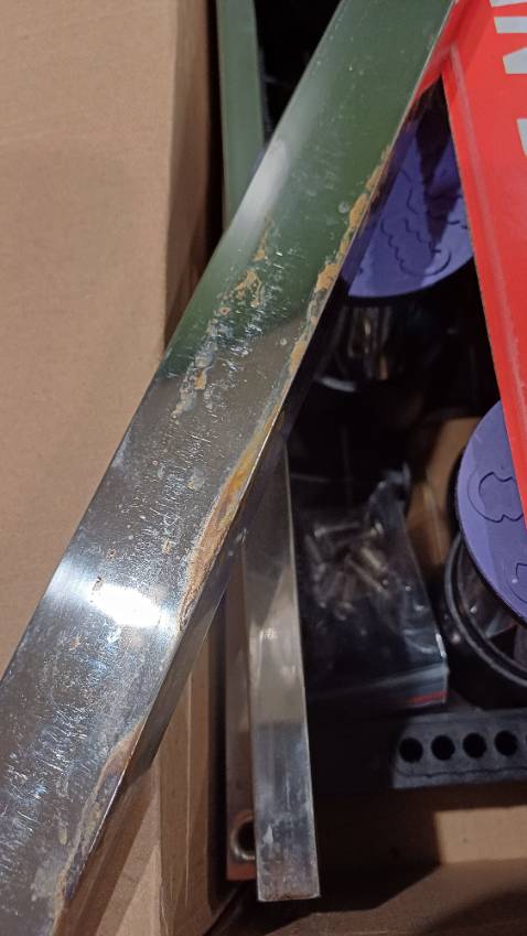 Khung chắc, có 1 thanh bị gỉ