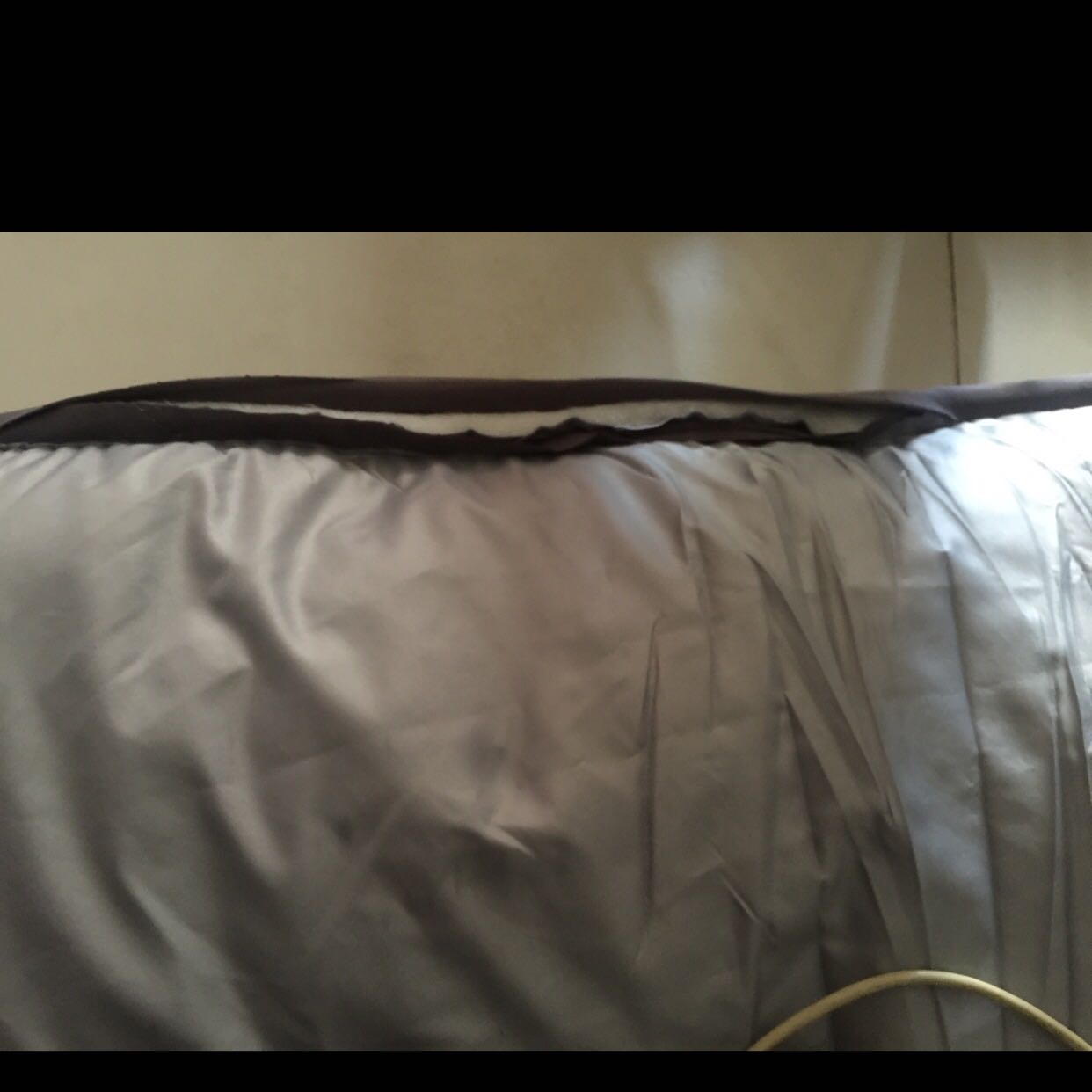 Mới nhậh hàng kg phải hàng xịn, đường vièn mép may xung quanh bị bung chỉ, đường chỉ may cẩu thả