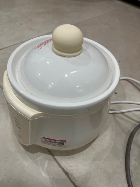 Nồi dung tích 1 lit bằng sứ trông rất xinh, nấu cháo nhừ ngon; chỉ mỗi tội lâu( nấu chậm) 😀
Làm quà tặng cho nhà có em bé dưới 2 tuổi rất hợp.