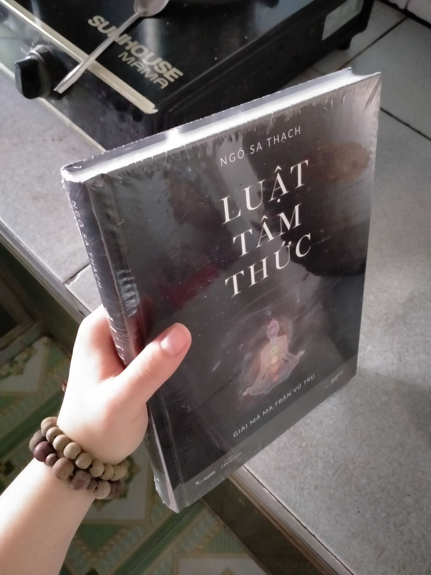 Lúc nhận sách mình khá là bất ngờ. Cuốn sách to ghê luôn. Đóng gói cẩn thận. Cuốn mình nhận được là bìa cứng. Giờ đánh giá thì thấy thì thấy shop ghi bìa mềm ? Cuốn này đỉnh lắm á mọi người. Có khả năng thay đổi cuộc đời mình luôn á. Đọc nhiều lần mới thẩm thấu được nghe ?