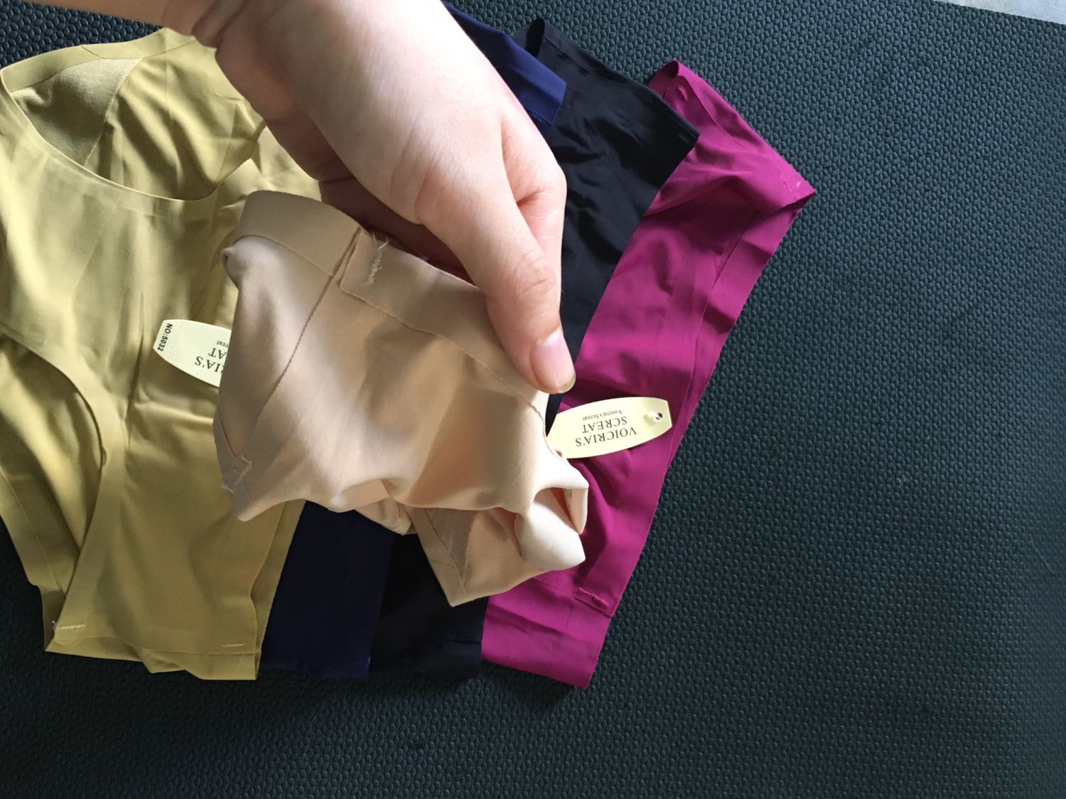 Giao hàng đầy đủ, chất khá tốt, dán mép vải ở bên trong. Đúng màu mình cần nữa chứ?. Giao hàng nhanh hơn dự kiến.