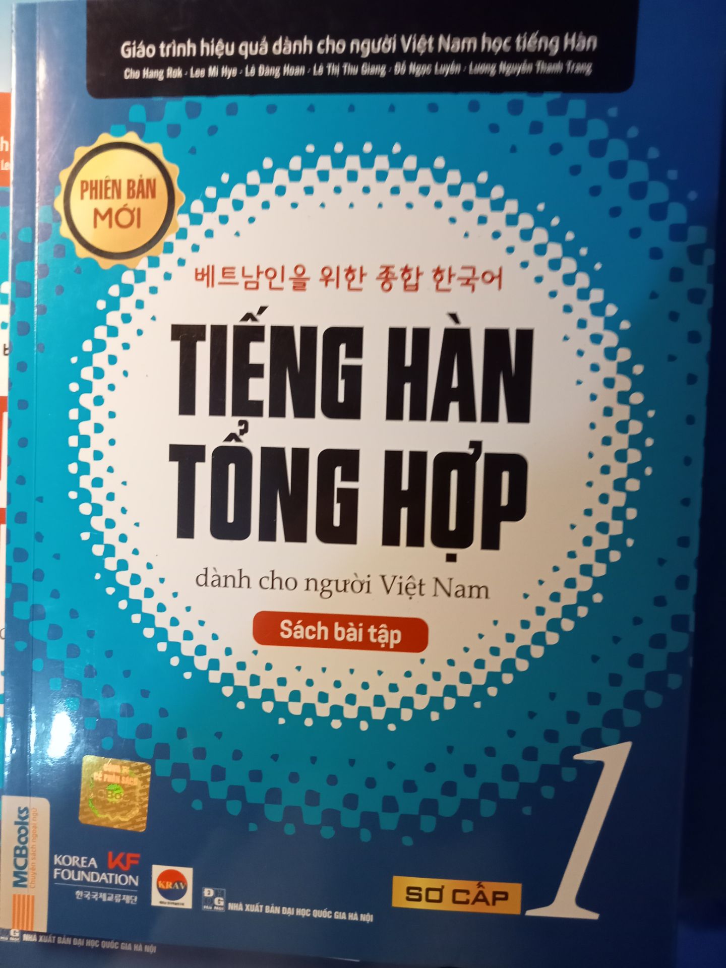 Sách rất đẹp hàng ko bị lỗi ko bị cong hay gấp mép, shipper nhiệt tình,giao hàng đúng hẹn sách in màu giống mẫu. Sách rất dễ hiểu và có màu sắc rất dễ học và chất lượng sách vô cùng tốt. Nếu ai có nhu cầu mua thì nên mua ạ... Sách rất đẹp hàng ko bị lỗi ko bị cong hay gấp mép, shipper nhiệt tình,giao hàng đúng hẹn sách in màu giống mẫu. Sách rất dễ hiểu và có màu sắc rất dễ học và chất lượng sách vô cùng tốt. Nếu ai có nhu cầu mua thì nên mua ạ...