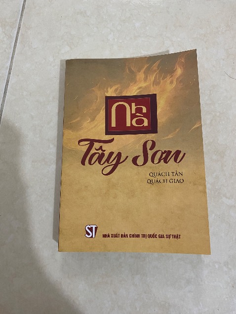 Sách hay, chứa nhiều nội dung về nhà Tây Sơn.