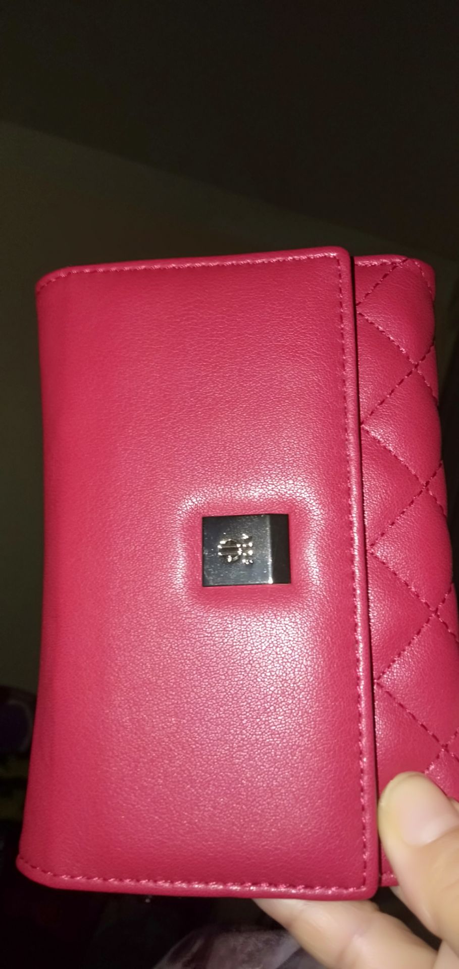 đặt màu đen mà giao màu đỏ là sao shop ơi.