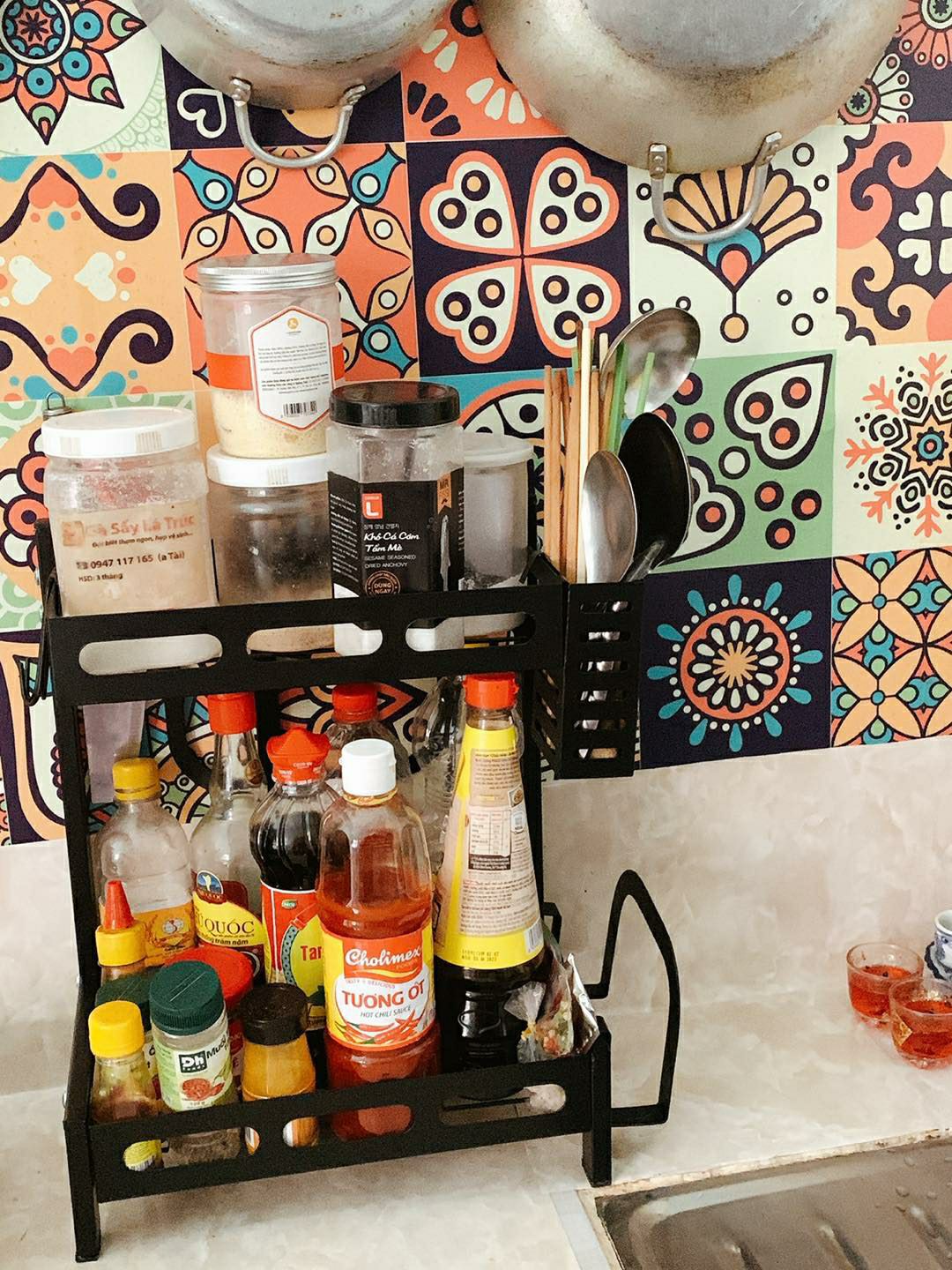 Kệ chắc chắn, 2 tầng nên đựng đước rất nhiều lọ gia vị. gọn bếp hắn. tôi rất thích, nên mua nha mn