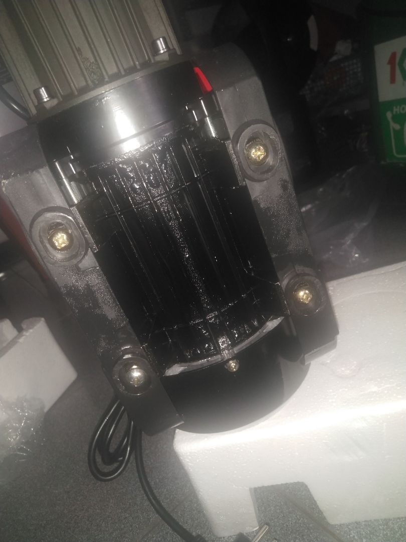 Tem dán bị bong gần rụng ra .dưới bụng máy có dầu nhớt sờ ướt tay chắc k phải dầu bảo quản .máy dùng mạnh.đủ phụ kiện như quảng cáo.  ok .bền thì chưa biết đc.