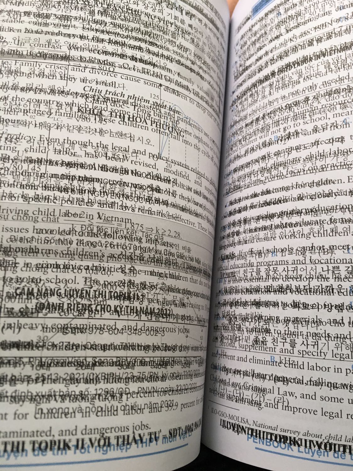 Sách rất êm nhưng cơ vài trang in vào gì mà tiếng hàn tiếng trung không ạ